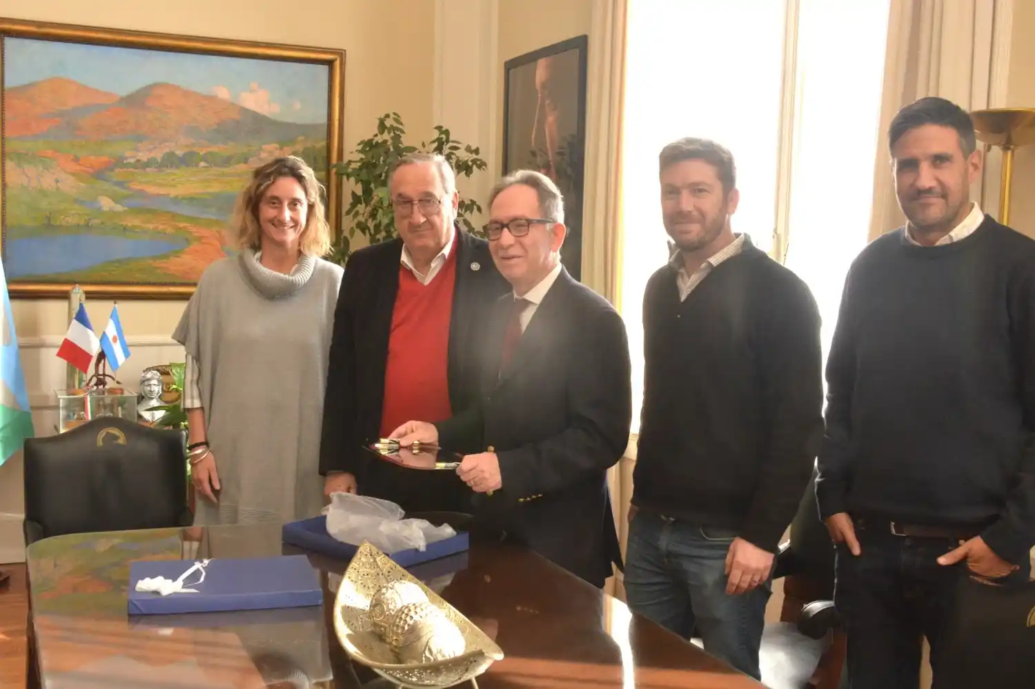 Miguel Lunghi recibió en el despacho al doctor Jorge Gentile y le entregó una placa en reconocimiento por su trayectoria y los años al servicio de la salud pública.