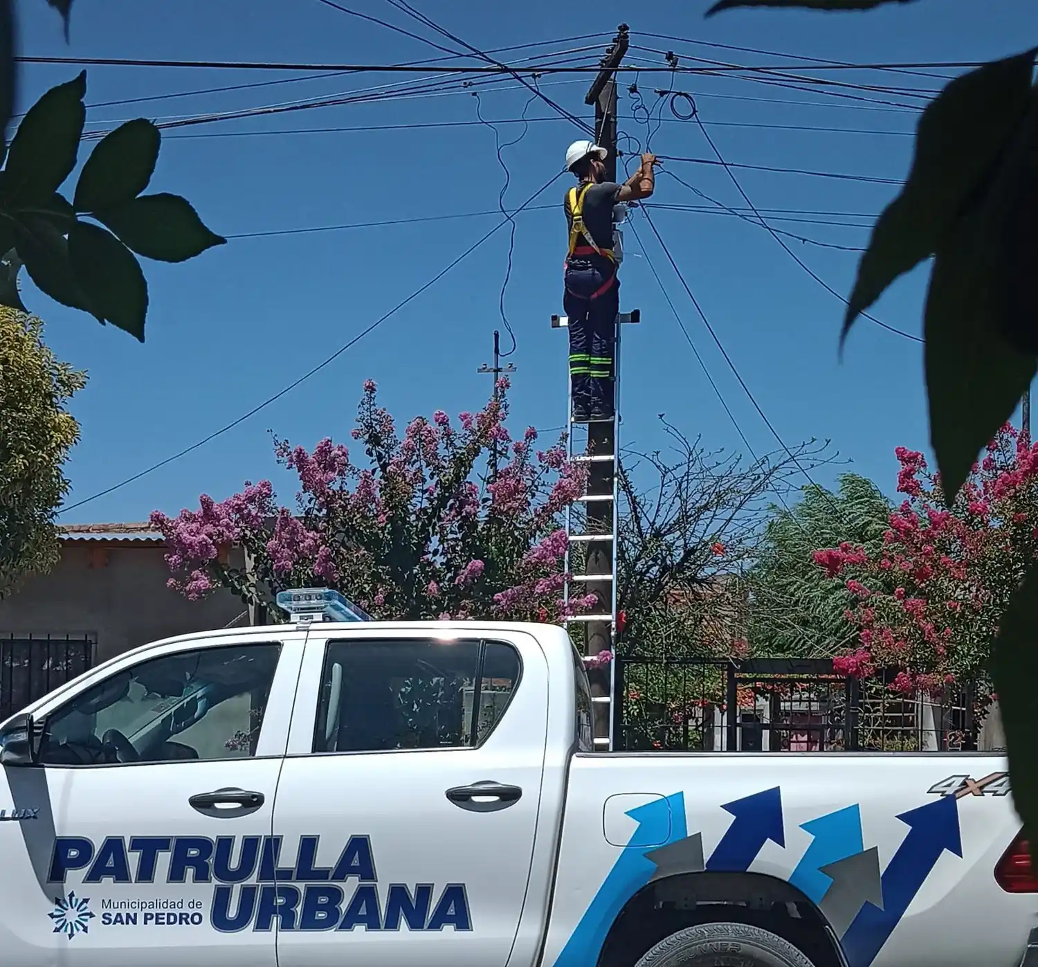 "Manda el reporte a monitoreo, pero no funciona la sirena”, explicaron miembros de la comisión de fomento. Foto: Archivo La Opinión, colocación sirena barrio Los Aromitos.