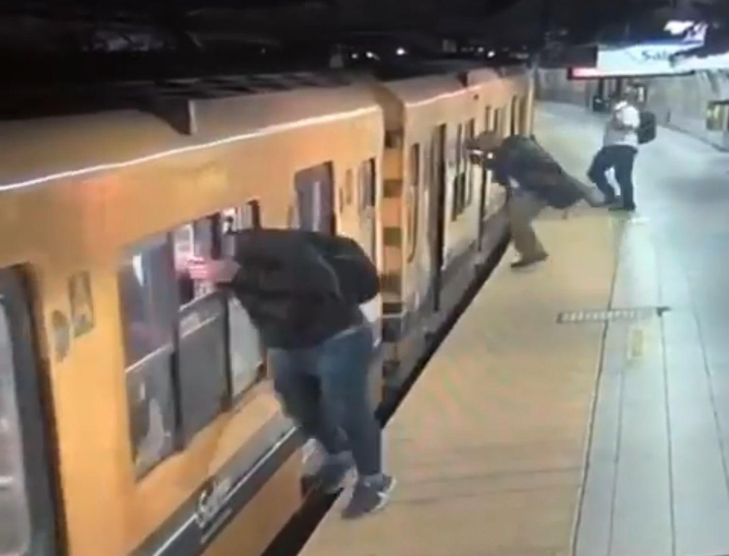 El triple robo en el Subte C que quedó grabado por las cámaras de seguridad