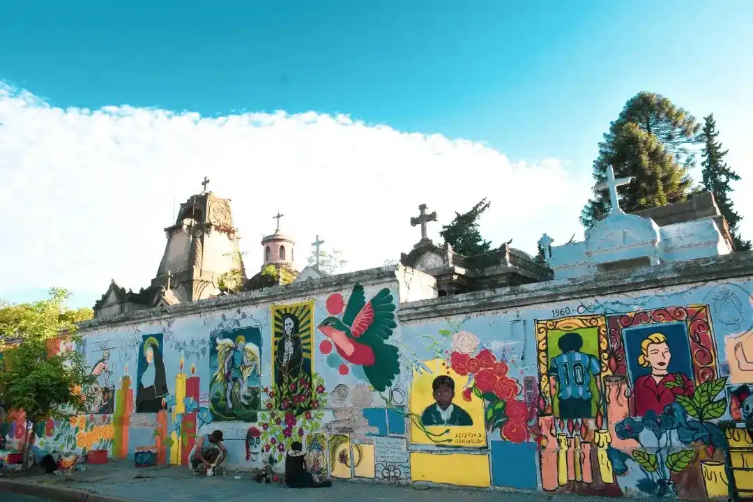 Un canto colectivo a la memoria y la cultura en el Cementerio Municipal de Paraná