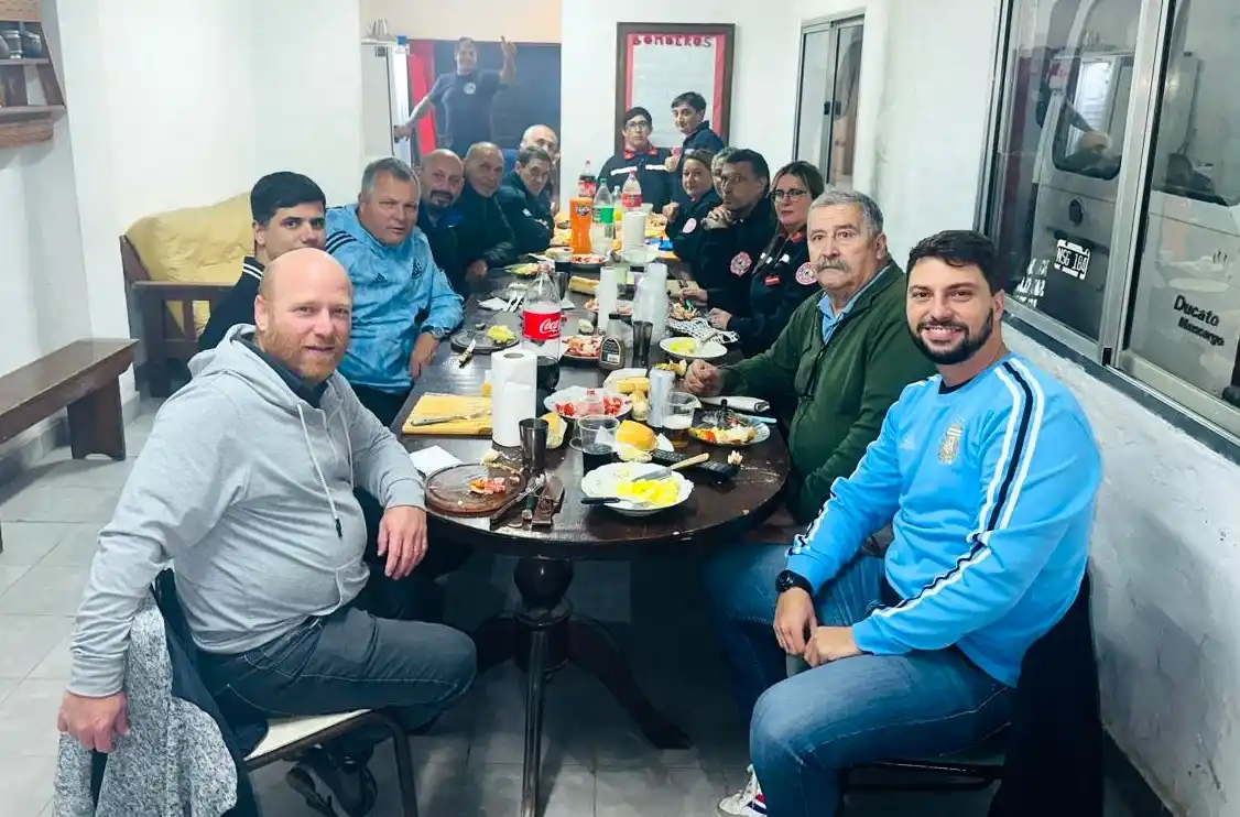El intendente Walter Wischnivetzk estuvo reunido con los bomberos.