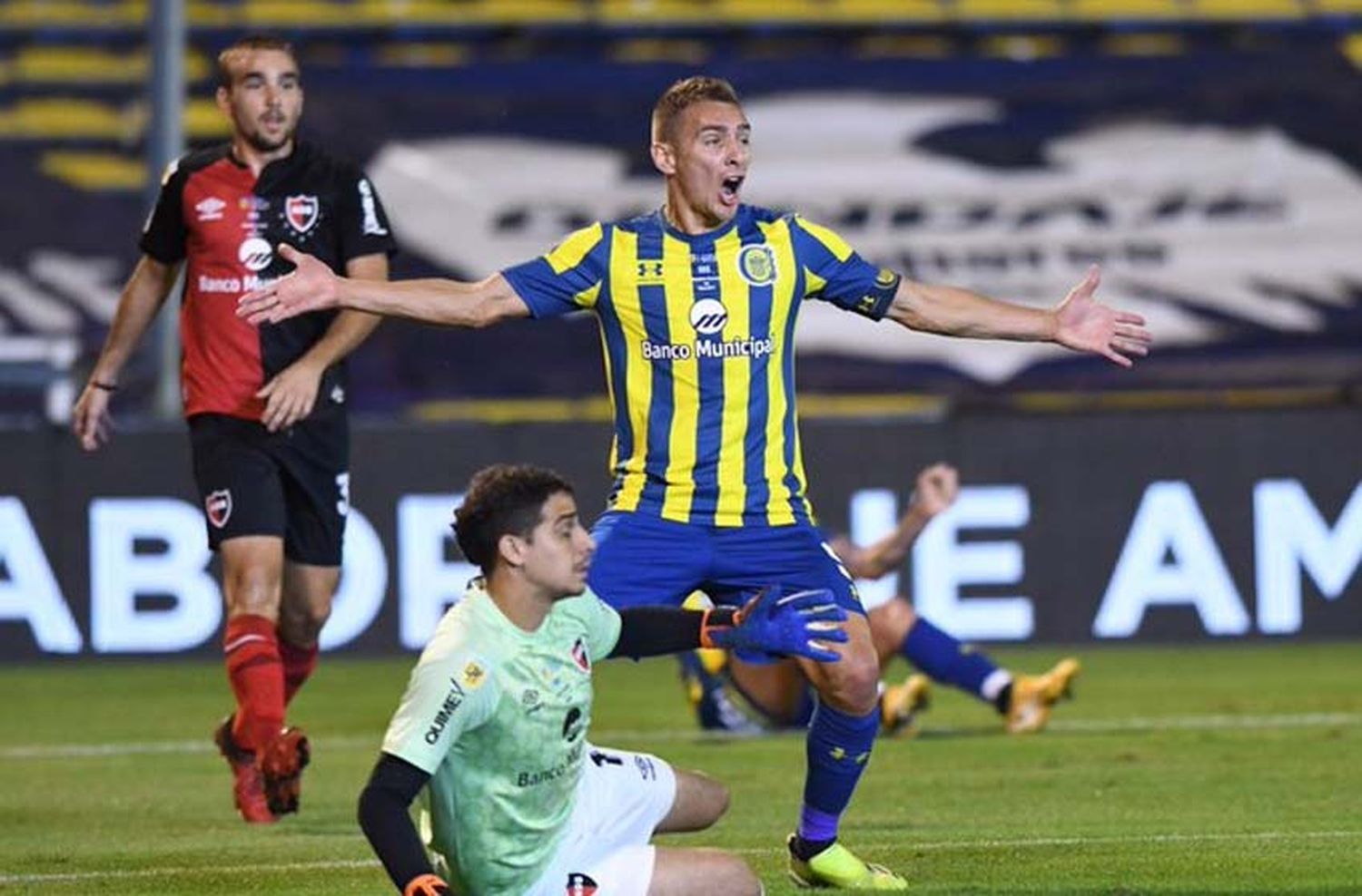 Central le dio una paliza a Newells, lo goleó y se quedó una vez más con el clásico rosarino