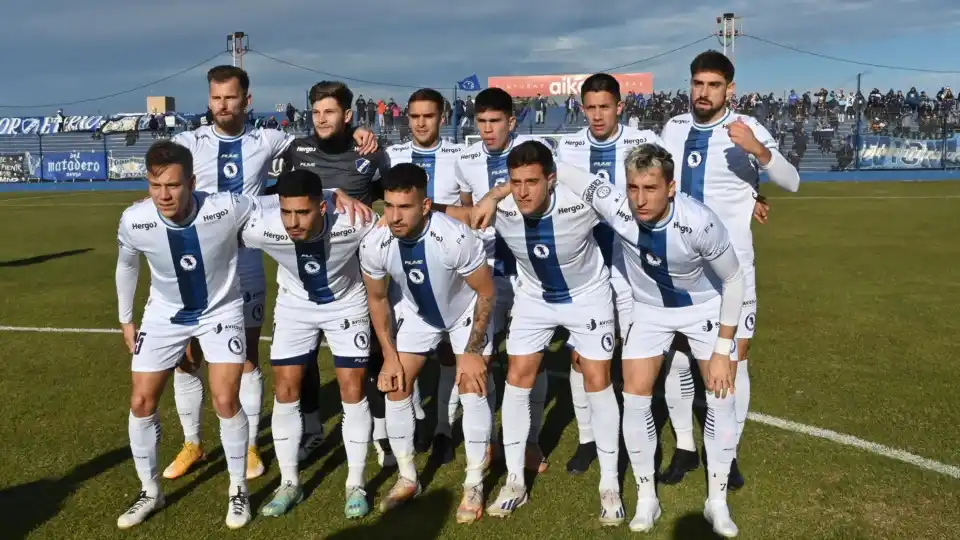 El equipo formando en la previa del partido