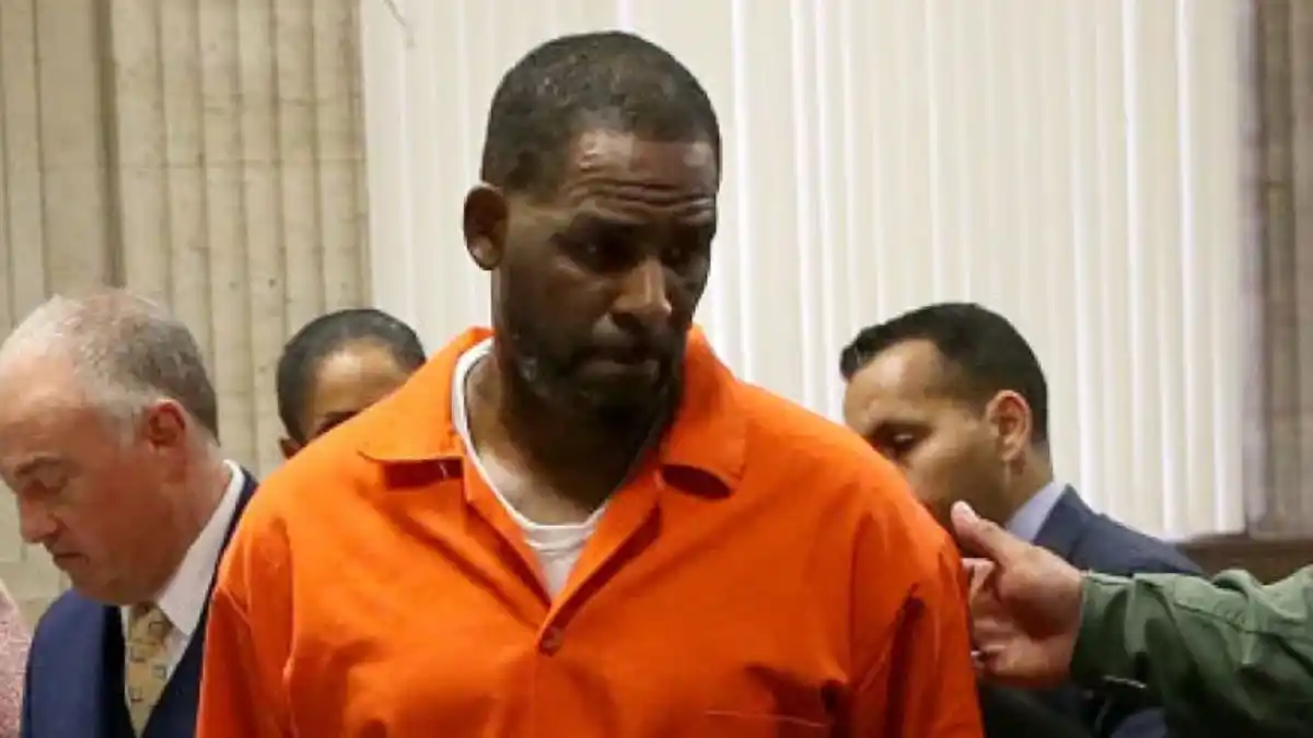 El cantante R. Kelly fue sentenciado a 30 años de prisión por tráfico sexual