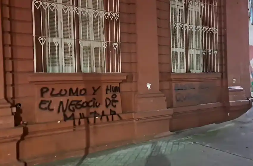 «Plomo y humo, el negocio de matar»: volvieron a vandalizar espacios públicos, entre ellos la Municipalidad, la sede de Gobernación y la Catedral