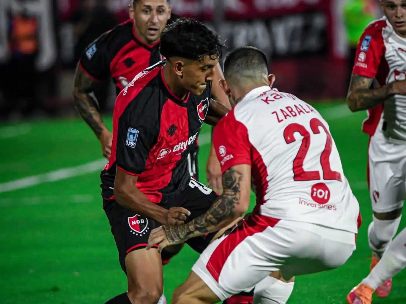 Newell's empató sobre el final contra Independiente con un gol de Hoyos