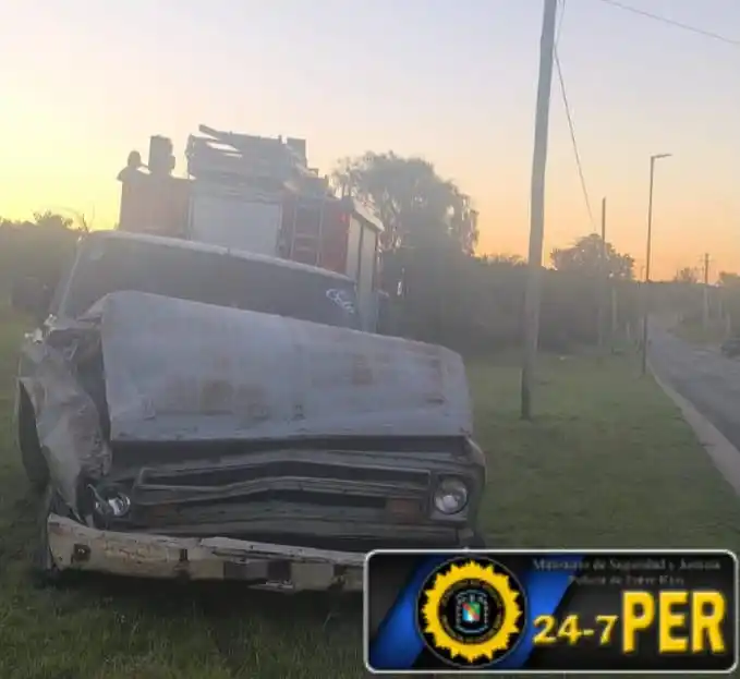 Una pick-up volcó en Strobel: dos personas fueron asistidas y trasladadas al hospital