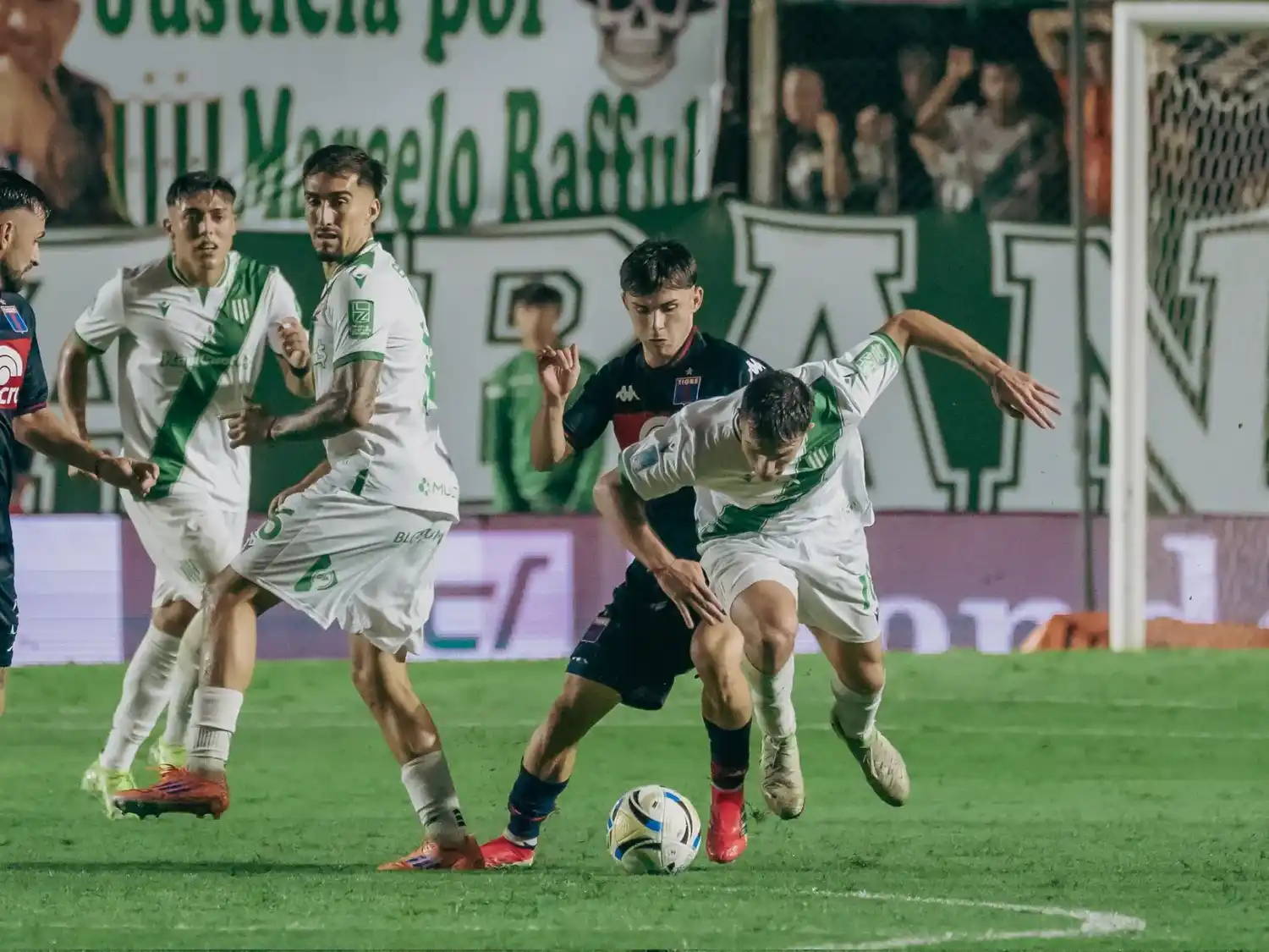 Tigre no aprovechó la ventaja numérica por la expulsión de Meriano.