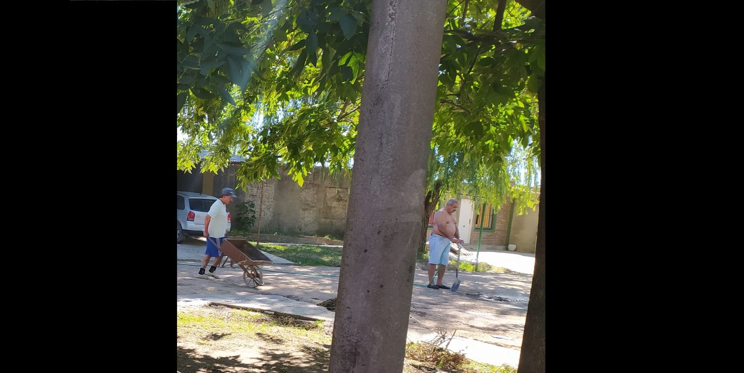 Luis y “Pantera” rellenan cunetas en barrio Futuro