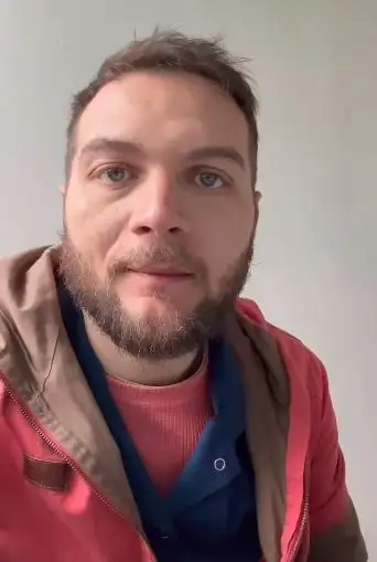 Un docente de la ciudad se volvió viral en las redes sociales por mostrar cómo es un día en su trabajo