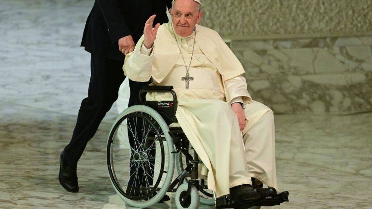 El papa Francisco seguirá internado varios días