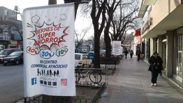 Un grupo de comerciantes rosarinos se organizan para paliar la crisis y lanzan viernes de descuentos