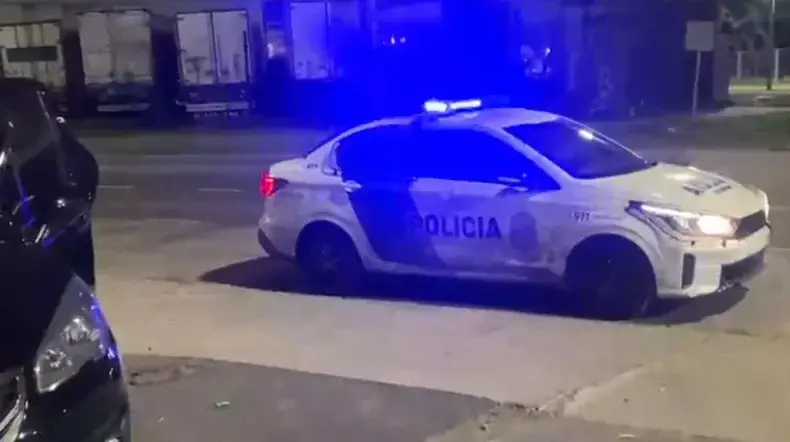 Feroz tiroteo en Pergamino: hirieron a un policía, robaron un patrullero y uno de los sospechosos quedó grave