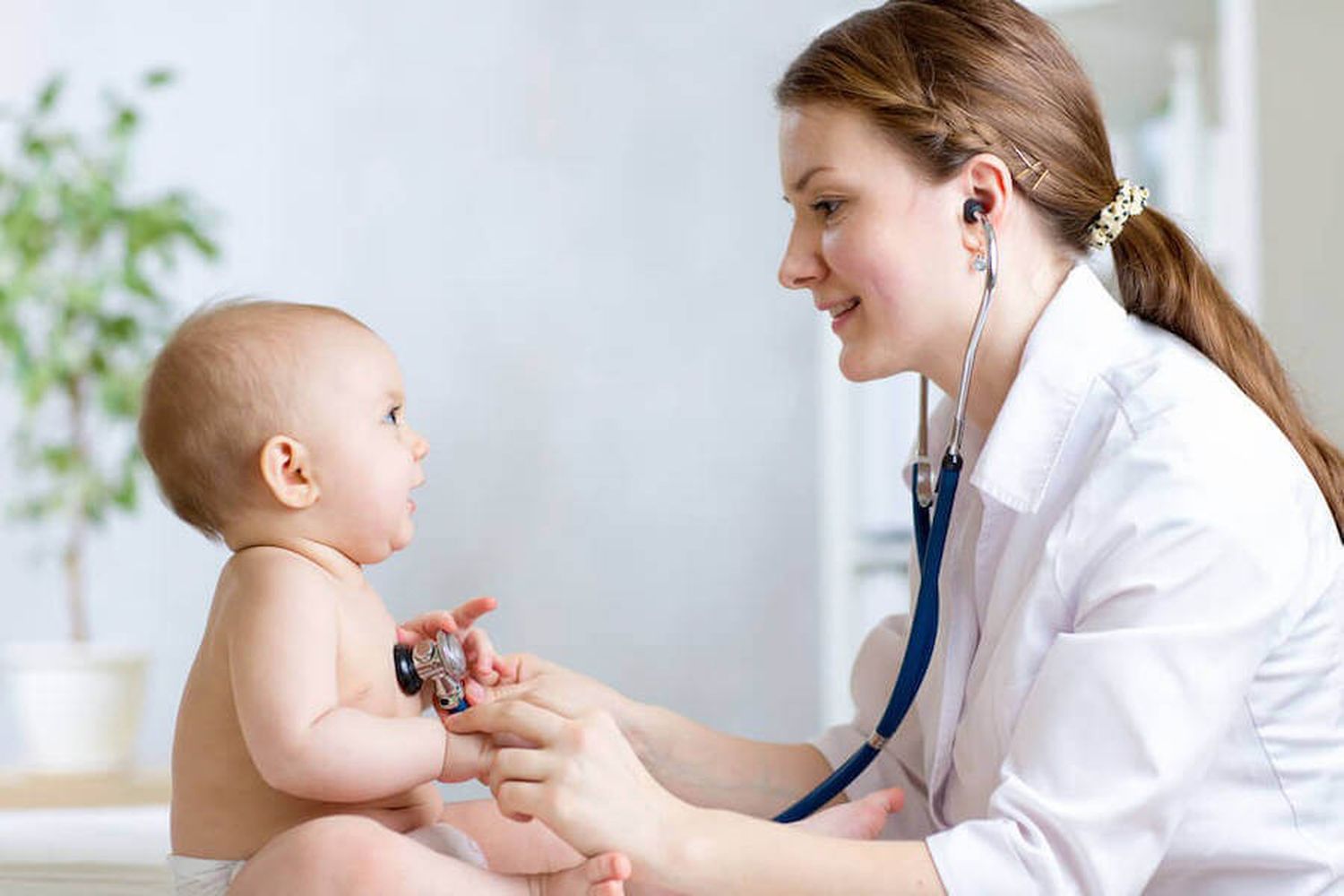 Pediatra. Niño realiza control médico con una profesional
