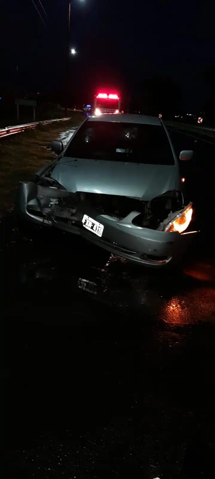 Vehículo colisiono contra en el ingreso del puente Pellegrini