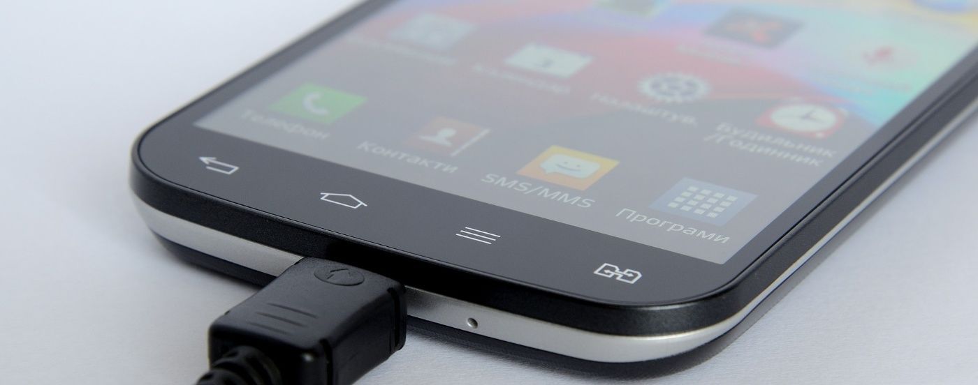 Por qué es peligroso cargar el celular con cualquier cable