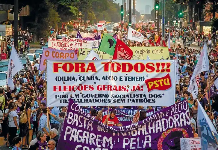 “Fora todos”: la consigna de 2001 se abre paso en Brasil