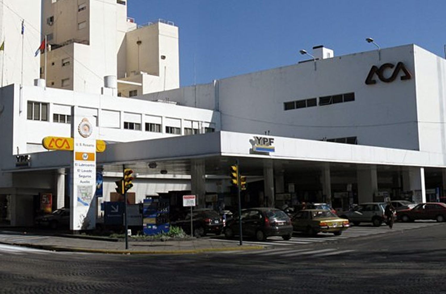 Conmoción en la estación de servicio del Automóvil Club por un hombre que murió tras caer y golpearse la cabeza