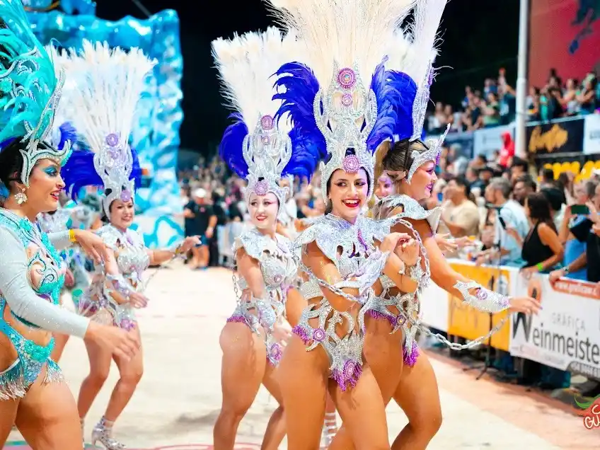 Con la visita del Gobernador Frigerio, se vive la segunda noche de "el corso más divertido"