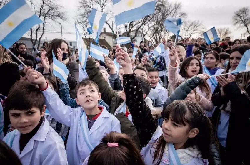 Montenegro le tomó promesa de fidelidad a la Bandera Nacional a estudiantes de escuelas municipales