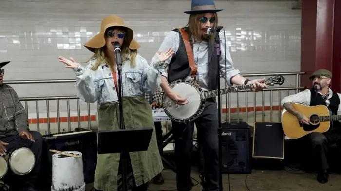 Christina Aguilera cantó en el subte de Nueva York con Jimmy Fallon