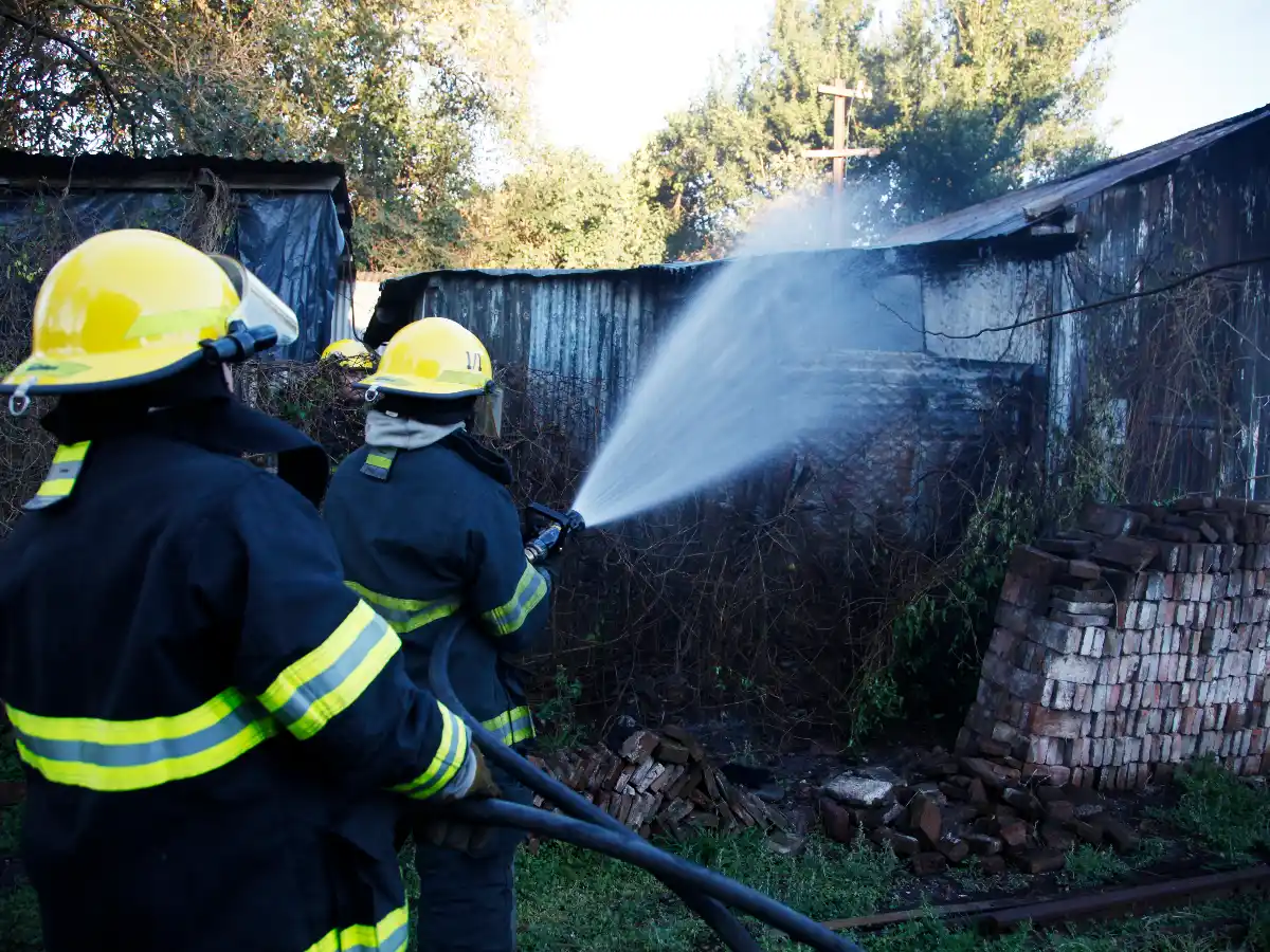 Incendio de pastizales provocó daños en viviendas