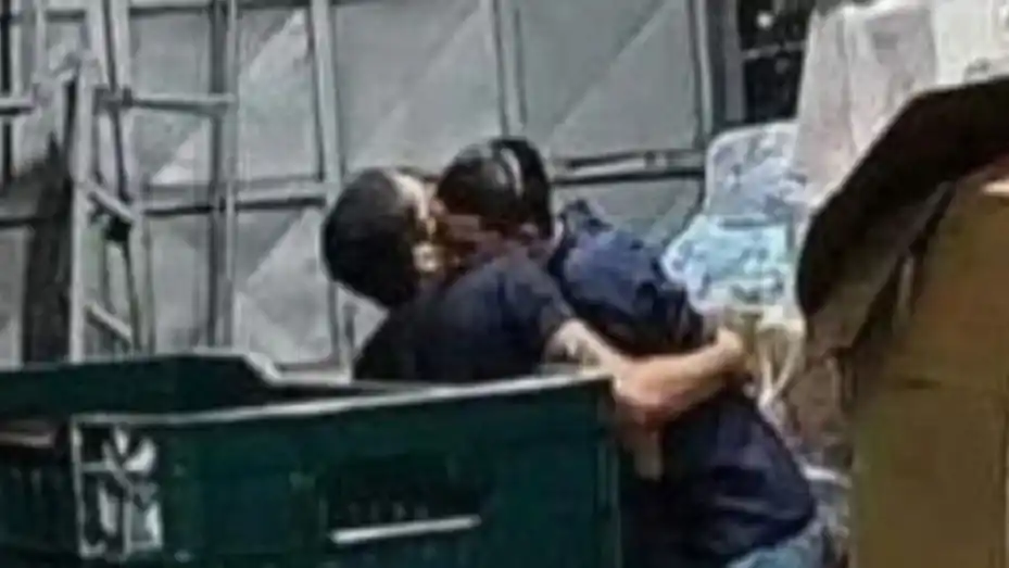 Fue a visitar a su marido al trabajo, lo encontró abrazado a un compañero y lo escrachó por "infiel"