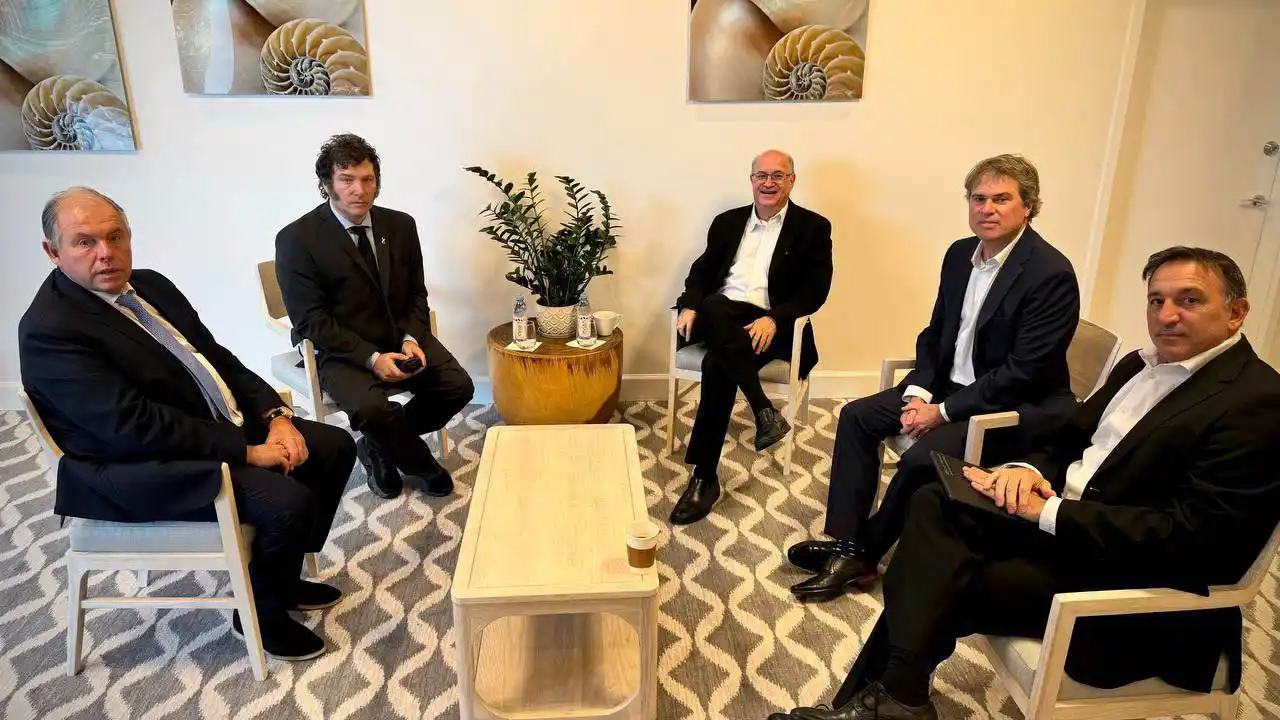Javier Milei y el embajador Gerardo Werthein se reunieron con el presidente del BID y los gerentes del organismo.