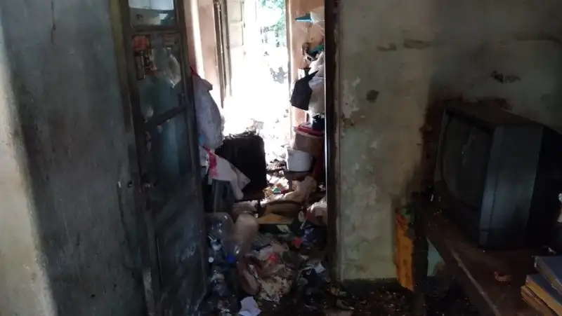 Rosario: hallan restos óseos en la casa de un “acumulador”