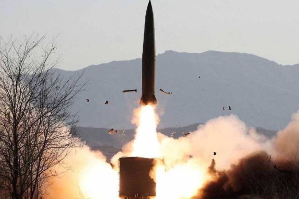 Corea del Norte voló un misil 900 kilómetros antes de caer en aguas de Japón