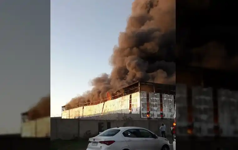 Incendio en el parque industrial de Quilmes: La columna de humo se veía desde varios kilómetros