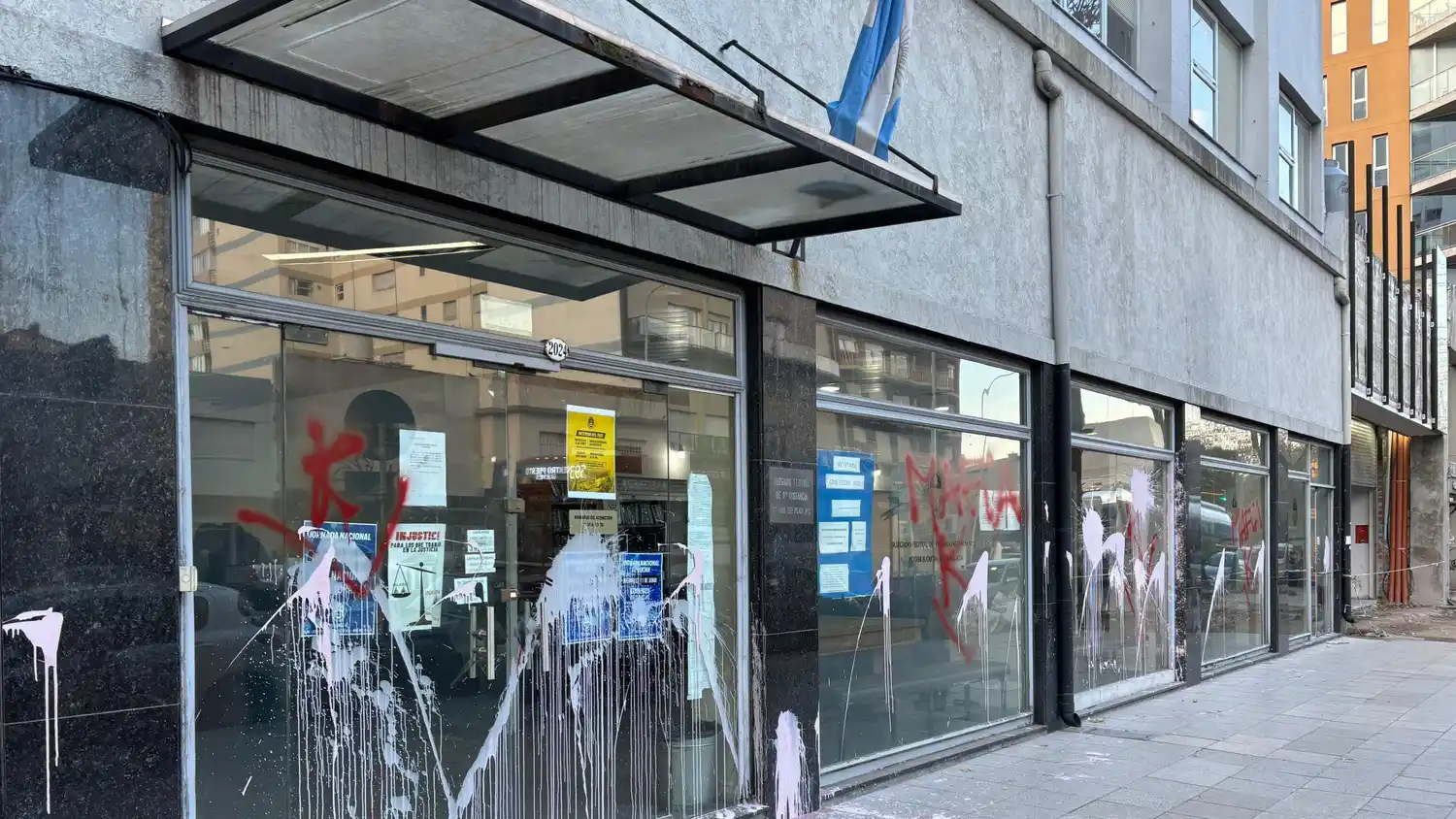 Fotos exclusivas del ataque vandálico al Juzgado Federal