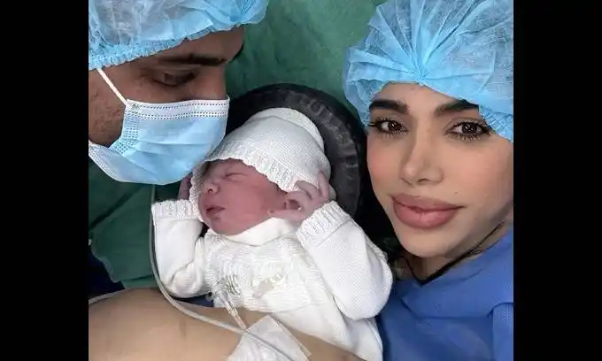 Influencer «Surthycooks» muestra fotografías del nacimiento de su tercer hijo