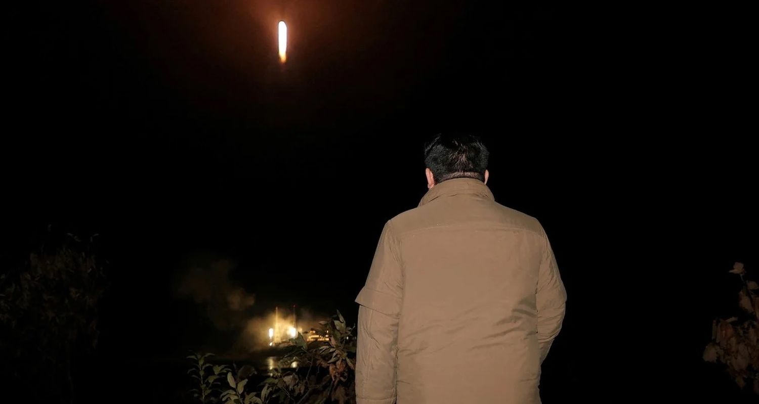 Imagen no verificada del líder norcoreano, Kim Jong Un, observando el lanzamiento del cohete que transporta el satélite espía Malligyong-1. Foto: vía Reuters.