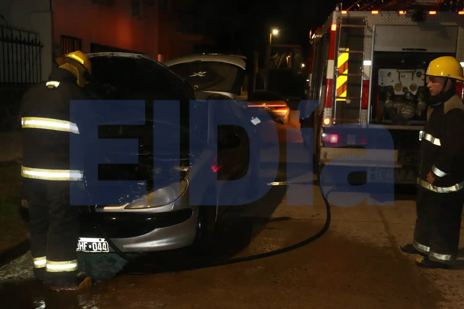 Un auto se incendió en plena calle mientras estaba estacionado