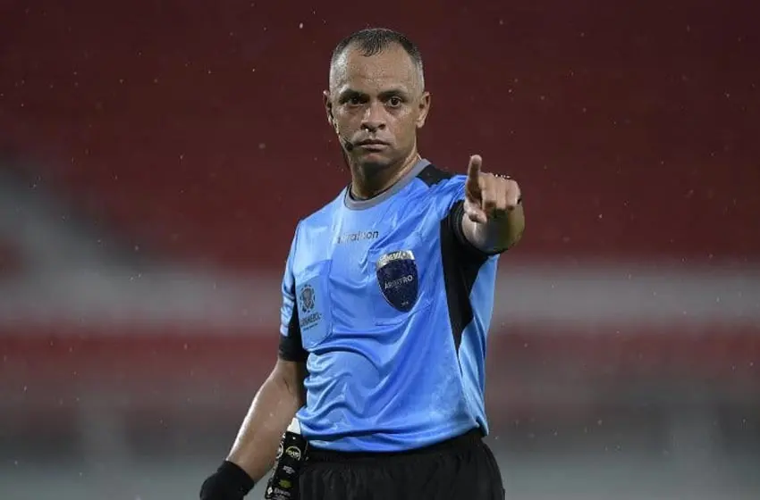 Un árbitro brasileño impartirá justicia en el duelo de Argentina ante Uruguay