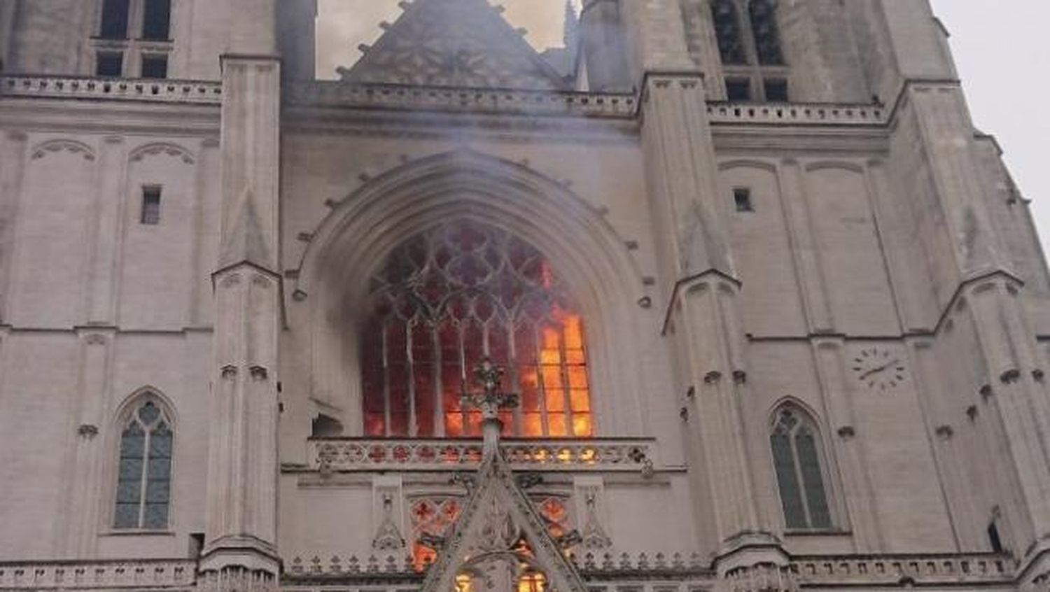 Un incendio destruye  vidrieras y órgano de la catedral de Nantes