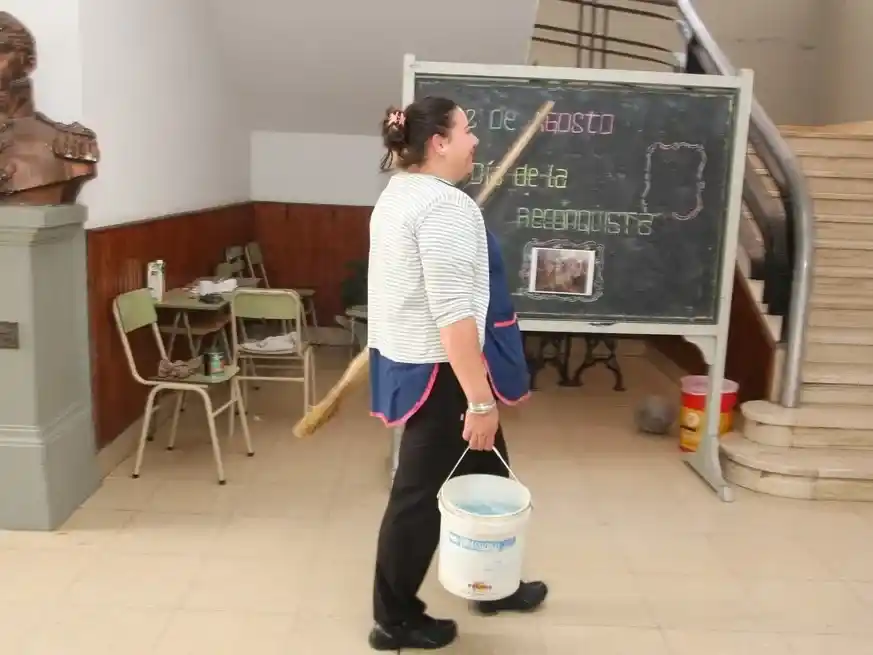 Los asistentes escolares deberán mantener la limpieza de los edificios. Crédito: Di Salvatore