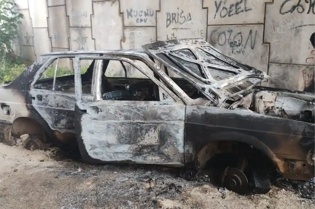 Robaron y luego quemaron un automóvil en la ciudad de Santa Fe