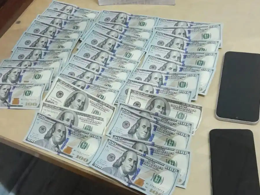 Le indicó que por disposiciones gubernamentales era necesario cambiar los dólares que tenía en su poder.