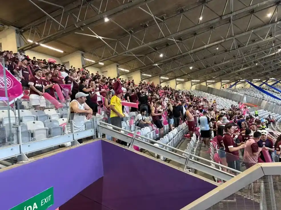 Hinchas de Lanús en el Mineirão. Foto: GE Globo