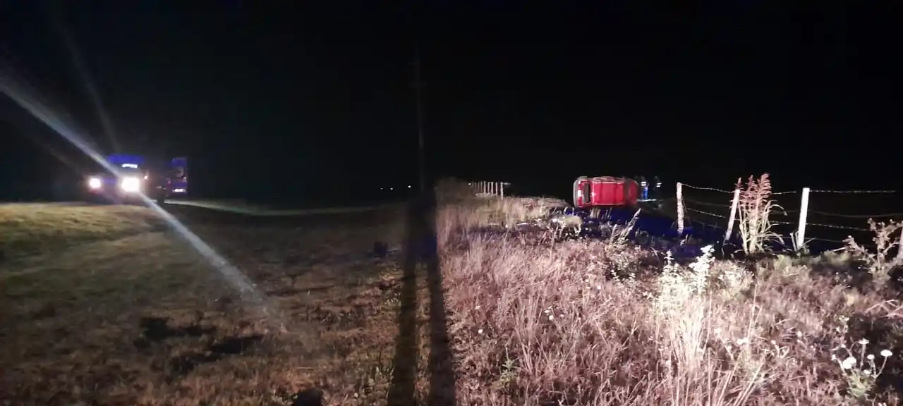 Conductor sufrió lesiones tras volcar con su vehículo en Ruta Nacional 12, cerca de Lucas González