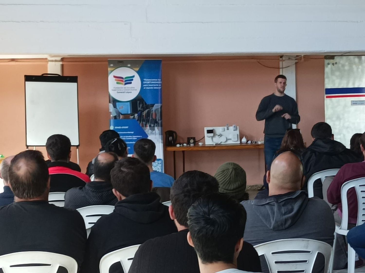 Las clases de capacitación sin virtuales y presenciales.