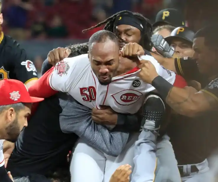 La batalla campal entre los Reds y los Pirats de la MLB que recorre el mundo