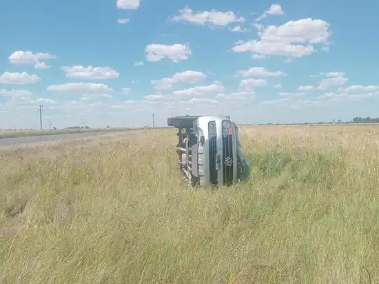 Accidente en Ruta 3: una mujer sufrió lesiones tras el impresionante vuelco de una camioneta cerca de Dorrego