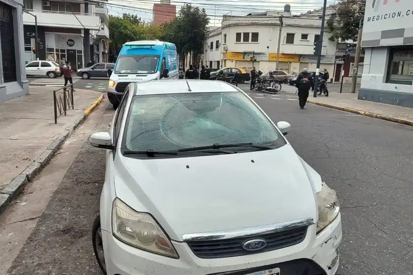 Fuerte choque entre un auto y una moto en el centro de Rosario: hay una mujer herida