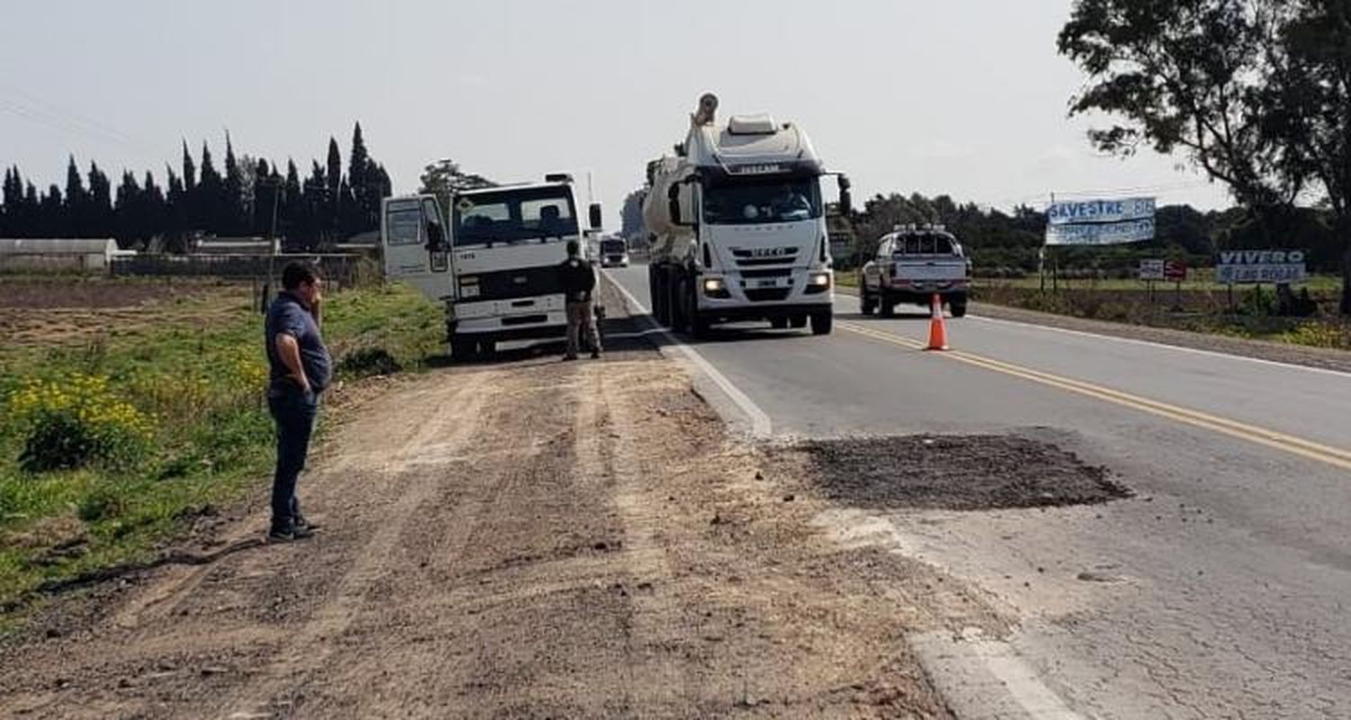 Ruta 1001: tras las cartas documento, Vialidad llamó al gobierno pero siguen las reparaciones con máquinas propias