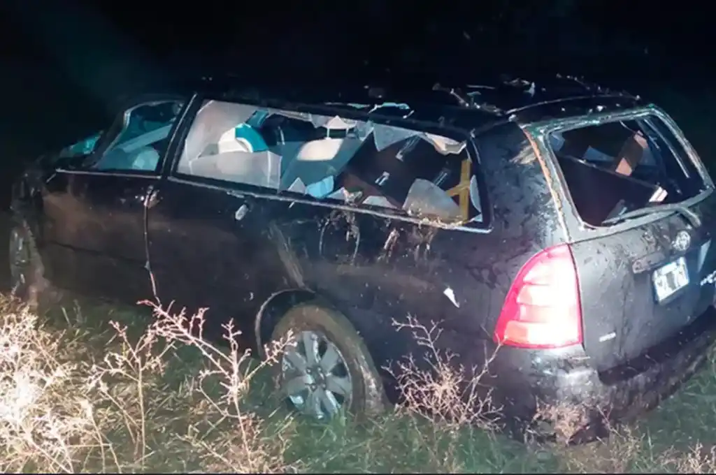 Misiones: manejaba borracho un coche fúnebre, despistó y cayó a un arroyo