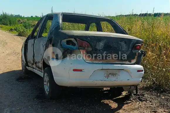 Pérdidas totales: un automóvil se prendió fuego a las afueras de la ciudad