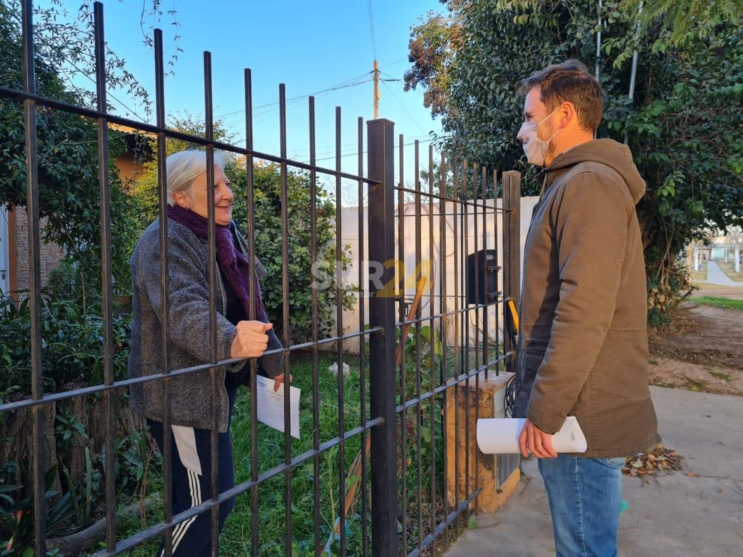 Pellegrini visita los barrios y escucha a los vecinos